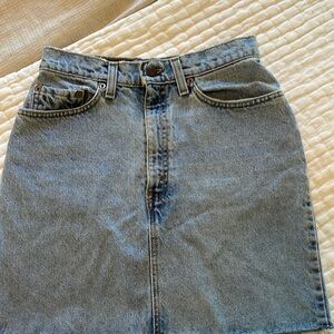 Levi’s 511 slim skirt size 5. High waisted soft denim.